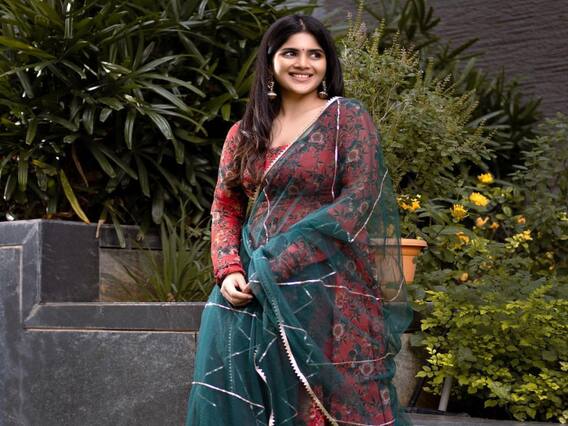 Actress Megha Akash | பூங்காற்றே நீ வீசாதே.. நான்தான் இங்கே விசிறி.. மேகா ஆகாஷ் ஆல்பம் Actress Megha Akash | பூங்காற்றே நீ வீசாதே.. நான்தான் இங்கே விசிறி.. மேகா ஆகாஷ் ஆல்பம்