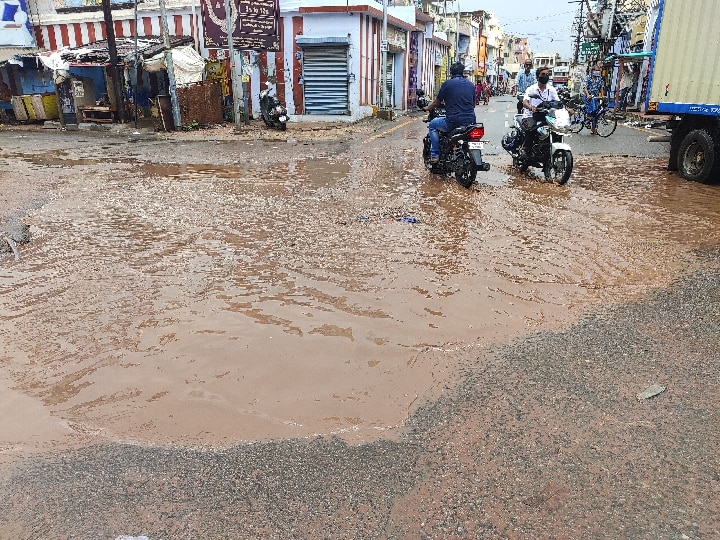 சேலம் : இரண்டு நாட்களாக பெய்துவரும் கனமழையால் சாலைகளில் வெள்ளம்...