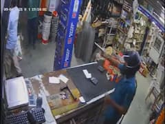 खेड़ा खुर्द में नकाबपोश लुटेरों ने हार्डवेयर की दुकान में घुसकर की लूटपाट, CCTV में घटना कैद