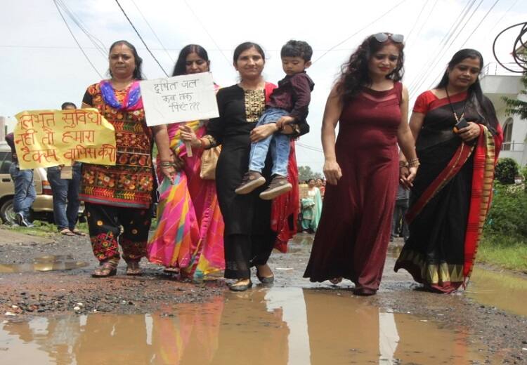 Women do ramp walk to protest against bad conditions of road in Bhopal of Madhya Pradesh Road ramp Walk | குண்டும் குழியுமான ரோடுகளில் ஒரு ரேம்ப் வாக்... பெண்கள் நடத்திய விநோத போராட்டம்..!