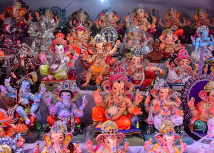 Ganesh Chaturthi 2021 Intensive work on making small Ganesha statues in Trichy. Ganesh Chaturthi 2021 | திருச்சி: சிறிய வடிவில் விநாயகர் சிலைகள் தயாரிக்கும் பணி தீவிரம்..