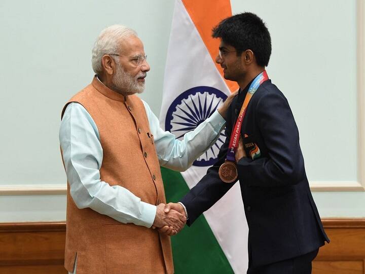 PM Modi congratulates Noida DM Suhas Yathiraj clinches silver in men singles SL4 class badminton in Tokyo Paralympics टोक्यो पैरालिंपिक में नोएडा के DM सुहास ने जीता सिल्वर मेडल, पीएम मोदी ने कहा- सेवा और खेल का अद्भुत संगम!