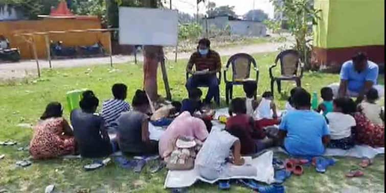 North Dinajpur Gachhtalar Pathsala Raiganj teachers teaching students in an open environment amid Corona pandemic Teachers Day 2021:‘গাছতলায় পাঠশালা’, মুক্ত পরিবেশে পড়ুয়াদের পাঠদান রায়গঞ্জের শিক্ষক-শিক্ষিকাদের