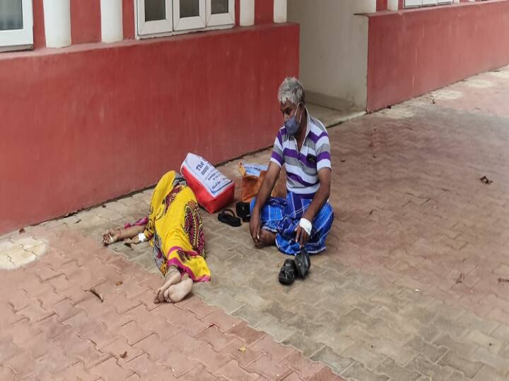 two corona patients protest in front of Chengalpattu Collector office government hospital accused of not providing proper treatment கொரோனா நோயாளிகள் மாவட்ட ஆட்சியர் வளாகத்தில் போராட்டம்