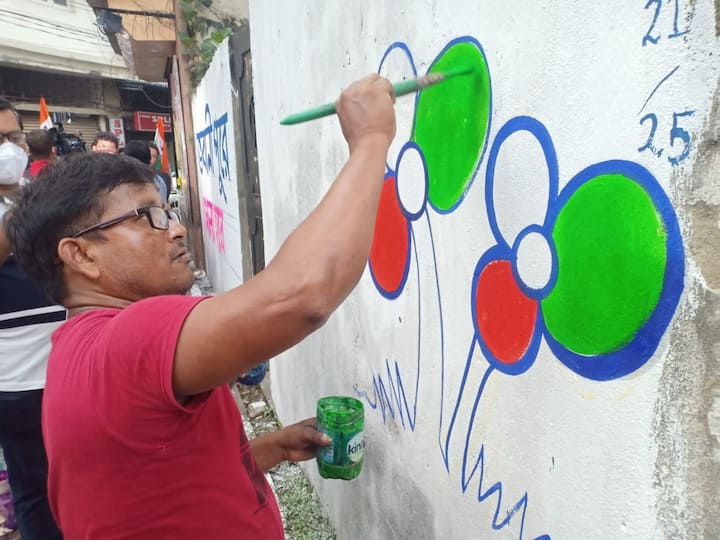দেওয়াল লিখনে ব্যস্ত থাকা কর্মীদের দেখে গাড়ি থামান তৃণমূল সুপ্রিমো। গাড়িতে বসেই তাদের সঙ্গে কথা বলেন, উৎসাহ দিয়ে বেরিয়ে যান।