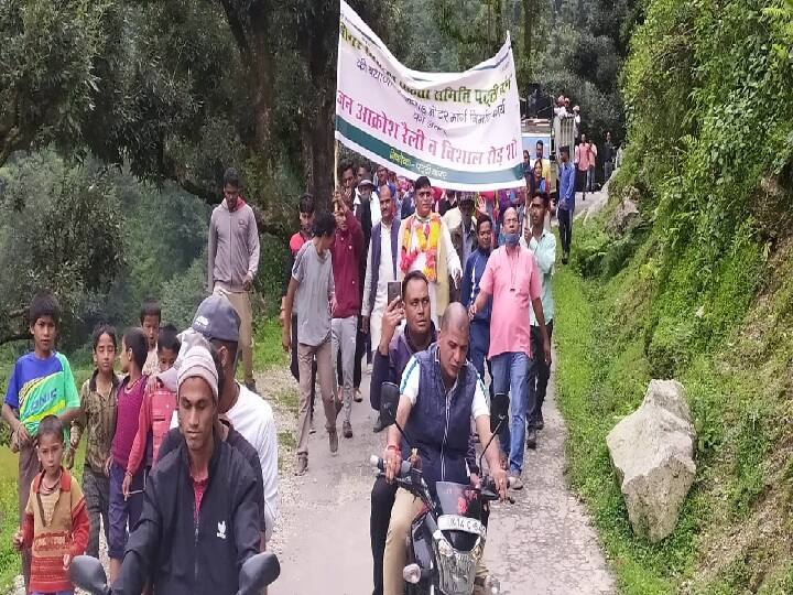 रुद्रप्रयाग में लोगों ने निकाली पैदल यात्रा, मांग पूरी ना होने पर अधिकारी का किया घेराव