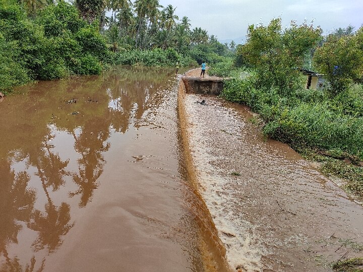 சேலம் : இரண்டு நாட்களாக பெய்துவரும் கனமழையால் சாலைகளில் வெள்ளம்...