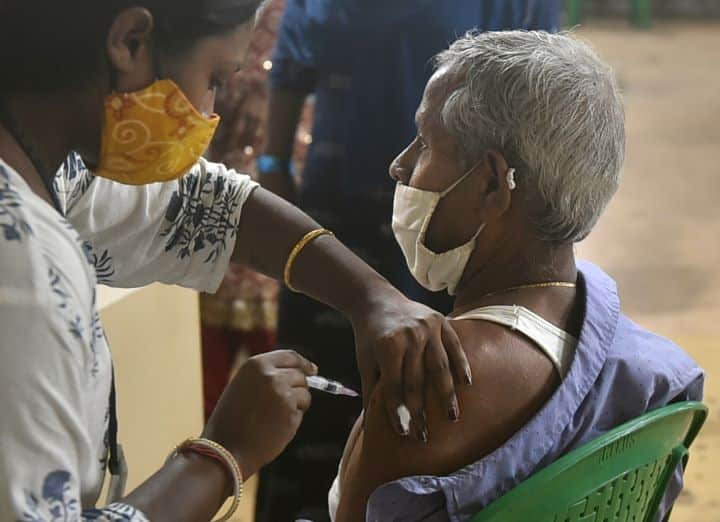 'No vaccine, no entry' in Ahmedabad from today, People rushed to get the vaccine ગુજરાતના આ શહેરમાં આજથી ‘રસી નહીં તો એન્ટ્રી નહીં’, રસી લેવા લોકોએ કરી દોડાદોડી