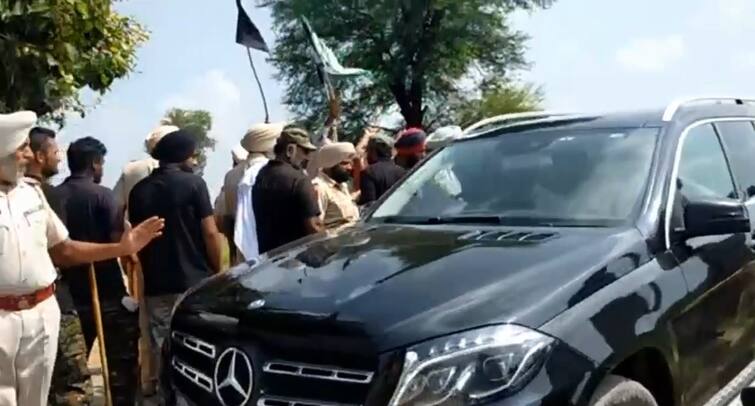 Amrinder singh Raja Waring reached village Harike Kalan protests again, farmers show black flags ਰਾਜਾ ਵੜਿੰਗ ਦਾ ਫਿਰ ਹੋਇਆ ਵਿਰੋਧ, ਕਿਸਾਨਾਂ ਨੇ ਵਿਖਾਈਆ ਕਾਲੀਆਂ ਝੰਡੀਆਂ