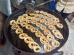 Chandni Chowk Food: पुरानी दिल्ली की फेमस मावा जलेबी का उठाएं लुत्फ, जानिए इसे बनाने की आसान विधि