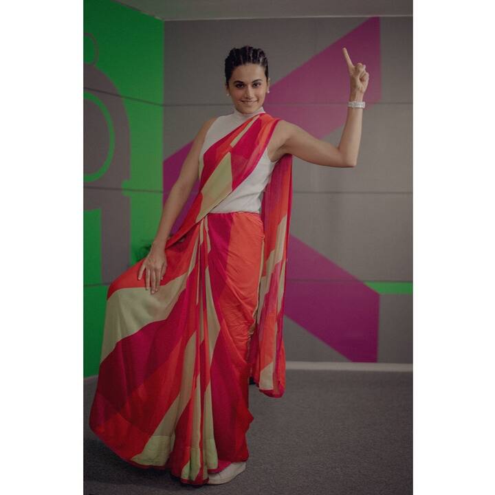 तापसी साड़ी भी अपने स्वैग के साथ पहनती हैं. इस सिंपल रेड और पिंक साड़ी में तापसी वाकई बेहद हसीन लग रही थीं.