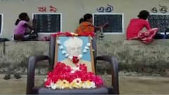 Teachers Day 2021 : করোনা কালে বন্ধ স্কুল, গ্রামের মানুষের দুয়ারে শিক্ষা পৌঁছে দিচ্ছেন জামুড়িয়ার শিক্ষক | Bangla News