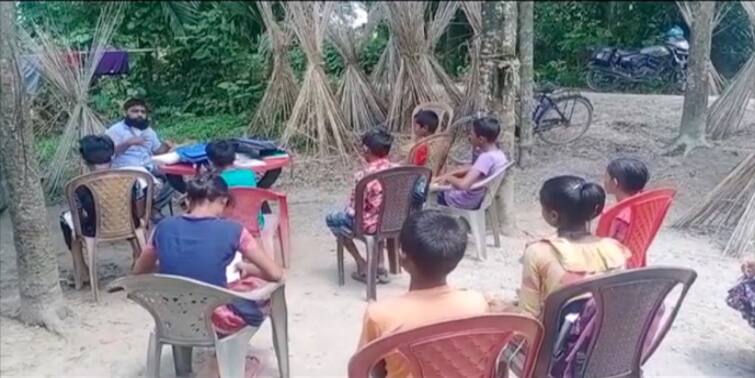 sitalkuchi high school teacher jiban basak giving tution to the students in various area Teachers Day : করোনাকালে বন্ধ স্কুল, ছাত্রছাত্রীদের বাড়ি বাড়ি গিয়ে পড়াচ্ছেন শীতলকুচি জোরপাটকি হাইস্কুলের শিক্ষক