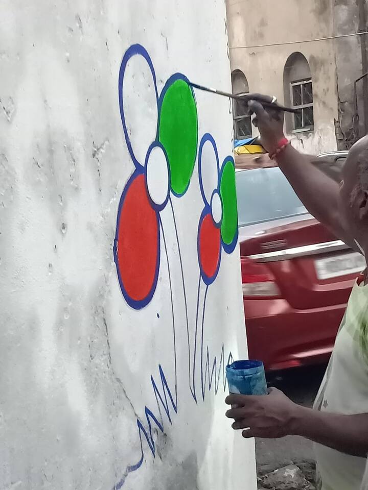 মানসিক প্রস্তুতি ছিলই, শনিবার নির্বাচন কমিশনের ঘোষণার পরই মাঠে নেমে পড়েছেন তৃণমূল কর্মী-সমর্থকরা।