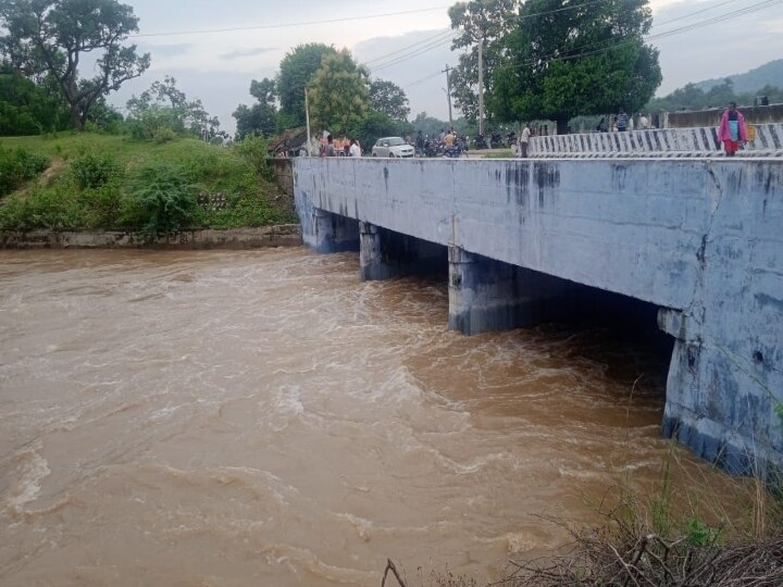 வேலூர் : பொன்னை ஆற்றங்கரையில்  குளிப்பது, செல்பி எடுப்பதைத் தவிர்க்கவேண்டும் - எச்சரிக்கும் ஆட்சியர்கள்