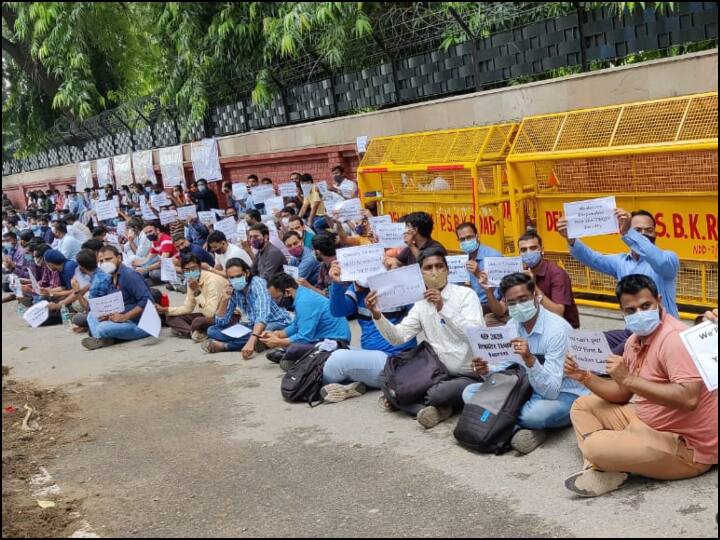 Why are assistant professors from IIT-NIT sitting on the streets of Delhi on Teachers Day? Know Details ann Teachers Day पर दिल्ली की सड़कों पर क्यों बैठे हैं IIT-NIT से पढ़े असिस्टेंट प्रोफेसर, क्या हैं उनकी मांगें ? 