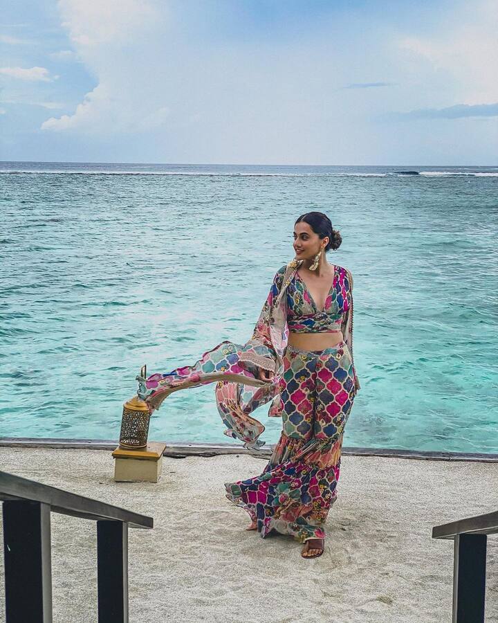 प्रिंटेड शरारा पैंट के साथ तापसी ने मैचिंग दुपट्टे और ब्लाउज को पेयर किया. पीछे का खूबसूरत नजारा तापसी की तस्वीर को और बेहतरीन बना रहा था.