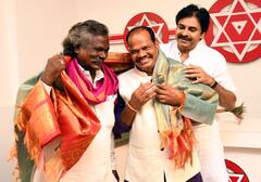 Pawan Kalyan: కిన్నెర కళాకారుడు మెుగులయ్యకు ఆర్థిక సాయం అందజేసిన పవన్.. ఫొటోలు చూశారా?