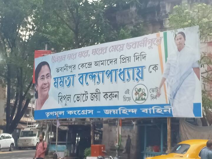 জোরকদমে শুরু হয়ে গিয়েছে তৃণমূল সুপ্রিমো তথা ঘরের মেয়ে মমতা বন্দ্যোপাধ্যায়ের সমর্থনে দেওয়াল লিখন, পোস্টার সাঁটিয়ে প্রচারের কাজ।