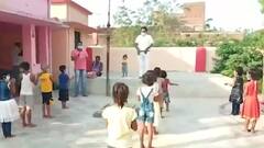 Happy Teachers' Day 2021: मंदिर के लाउडस्पीकर से बच्चों को पढ़ाने वाले Bheem Mahto की कहानी