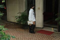 लूज शर्ट और लॉन्ग बूट्स में Arjun Kapoor के साथ सहेली Kareena Kapoor के घर पहुंचीं Malaika Arora, देखें तस्वीरें