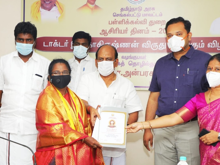 நல்லாசிரியர் விருதுக்கு வழங்கிய பணத்தை கொரோனா நிதிக்கு வழங்கிய மாற்றுத்திறனாளி ஆசிரியர்..!