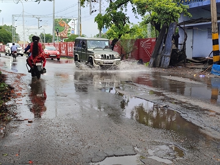 சேலம் : இரண்டு நாட்களாக பெய்துவரும் கனமழையால் சாலைகளில் வெள்ளம்...