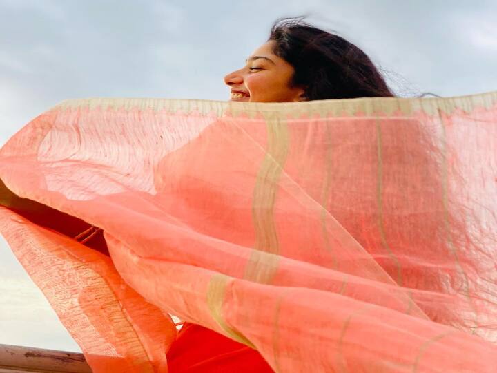 அதை சூாியன் சூாியன் வந்து, செல்லமாய் செல்லமாய் கிள்ளி எழுப்புது எழுப்புது ஏனம்மா