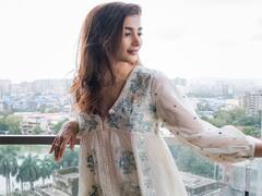 Actress Pooja Hegde pics | பூங்காற்றே பூங்காற்றே பூப்போல வந்தாள் இவள்.. பூஜா ஹெக்டே போட்டோ ஆல்பம்