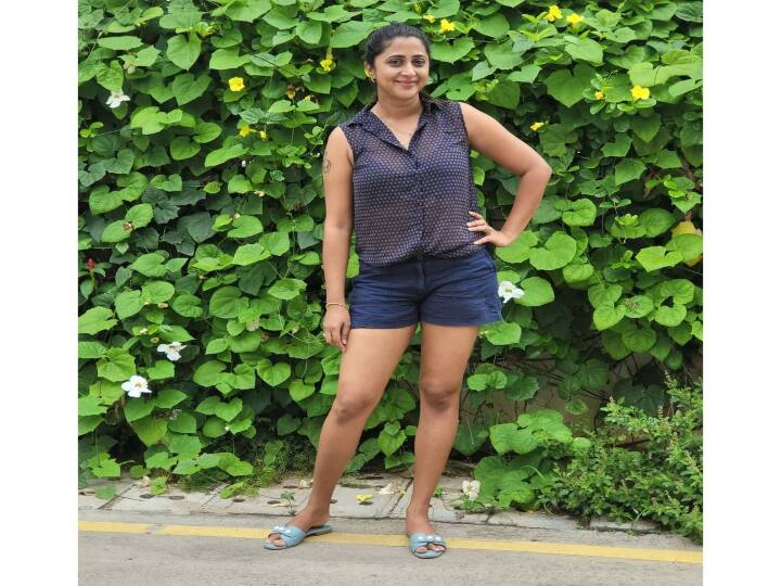 திவ்யா என்ற பெயரை கனிகா என்று மாற்றிய பிறகே திரைப்படத் துறையில் நுழைந்தார்,