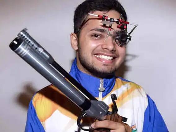 મનિષ નરવાલઃ- નિશાનેબાજીમાં ભારતના જ એક અન્ય પેરા શૂટર મનિષ નરવાલે પણ પેરાલિમ્પિક રેકોર્ડની સાથે ગૉલ્ડ મેડલ પર કબજો જમાવ્યો. નરવાલે P4 મિક્સ્ડ 50 મીટર પિસ્ટલ SH1 ઇવેન્ટમાં 218.2 પૉઇન્ટના સ્કૉર સાથે નવો પેરાલિમ્પિક રેકોર્ડ બનવાતા આ ગૉલ્ડ મેડલ પોતાના નામે કર્યુ.