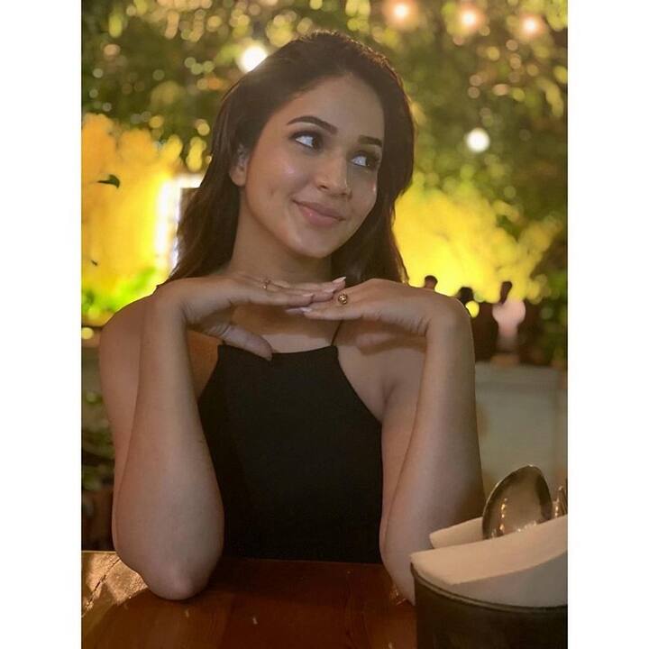 (Courtesy : Instagram) లావణ్య త్రిపాఠి లేటెస్ట్ హాట్ ఫోటో