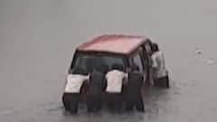 સુરત: બે કલાક વરસાદ વરસ્યો, ઘૂંટણસમા પાણી સ્કૂલ વાન ફસાઈ