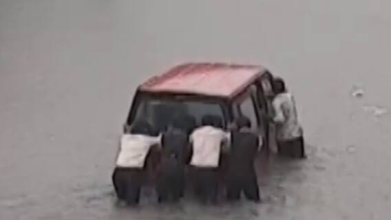 સુરત: બે કલાક વરસાદ વરસ્યો, ઘૂંટણસમા પાણી સ્કૂલ વાન ફસાઈ