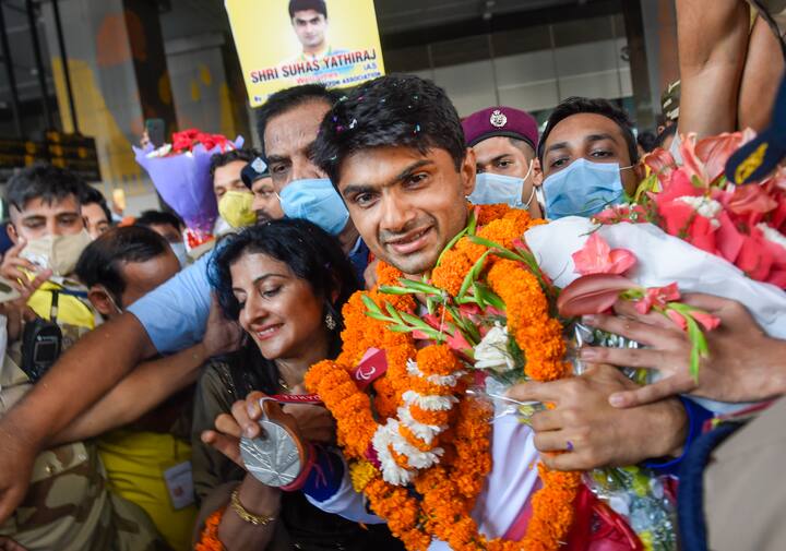 The Tokyo-returned para athletes are scheduled to meet Prime Minister Narendra Modi on Thursday. Earlier, silver medal winning table tennis player Bhavinaben Patel also returned to the country in the morning along with other athletes and officials. Photo: PTI