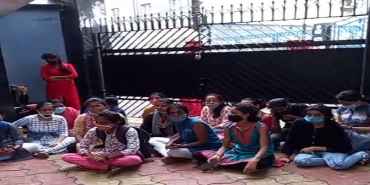 Jogamaya Devi College students show agitation as they are not getting admission after receiving message Jogamaya Devi College : মেসেজ এলেও ভর্তিতে সমস্যা, যোগমায়া দেবী কলেজে ছাত্রী-বিক্ষোভ