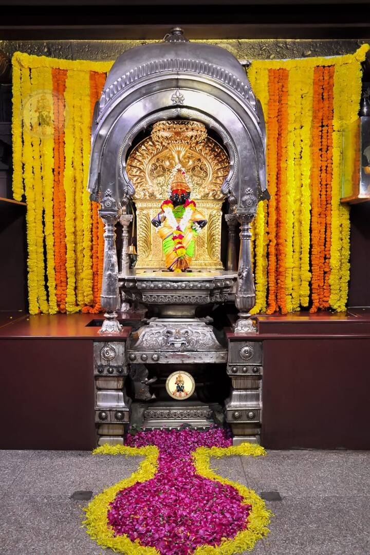 या निमित्तानं पंढरपूरच्या विठ्ठल मंदिरात फुलांची आकर्षक सजावट करण्यात आली आहे. (PHOTO : @PandharpurVR/Twitter)