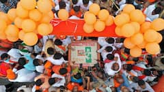 100 కిలోమీటర్లు దాటిన బీజేపీ ప్రజాసంగ్రామ యాత్ర.. 100 కేజీల కేక్ కట్ చేసిన బండి సంజయ్