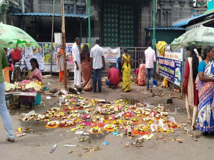 காஞ்சிபுரம் கச்சபேஸ்வரர் அமாவாசை பூஜைக்கு தடை; கோயில்  முன் குவிந்த பெண்கள்!