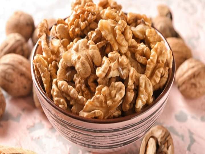 health tips benefits of walnut good for health marathi news Walnut Benefits : दिवसाला किती अक्रोड खावे? अक्रोड खाण्याचे फायदे कोणते? जाणून घ्या