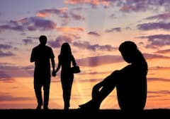 Triangle Love Story: వాట్ ఏ ట్రయాంగిల్  లవ్ స్టోరీ.. పెదరాయుడిని మించి గ్రామస్థుల తీర్పు..లాటరీ వేసి పెళ్లి చేశారన్న మాట