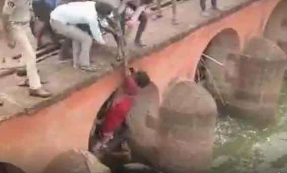 Suicide Attempt: రైలు కింద తలపెట్టిన వృద్ధురాలు.. నదిలో దూకిన మరో పెద్దావిడ.. రక్షించిన అధికారులు