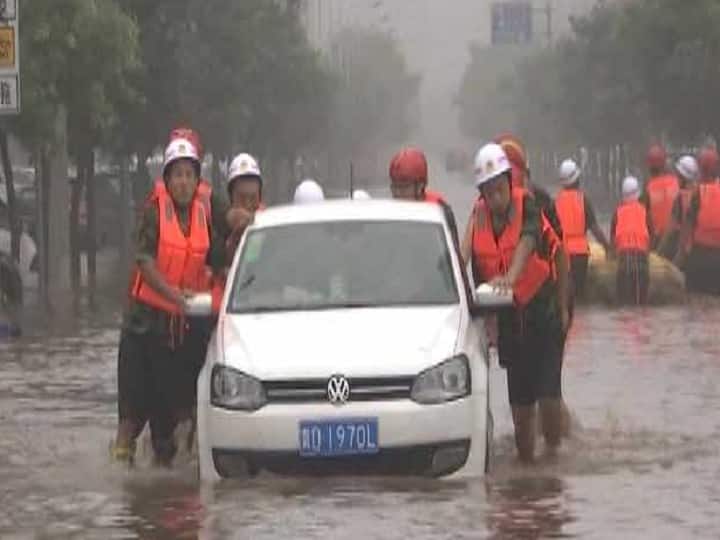 heavy rainfall in china yellow alert for beijing China Flood: बीजिंग में भारी बारिश के बाद पानी में तैरती दिखी गाड़ियां, राहत बचाव कार्य के लिए सड़कों पर चलीं नाव