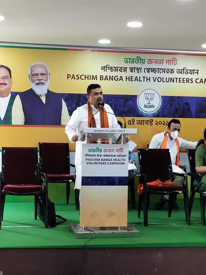 न्यायमूर्ति राजशेखर मंथा ने पुलिस और सीआईडी को निर्देश दिया कि अदालत की अनुमति के बिना अधिकारी के खिलाफ कोई दंडात्मक कार्रवाई नहीं की जानी चाहिए. अदालत ने उनके अंगरक्षक सुभब्रत चक्रवर्ती की मौत की जांच की कार्यवाही पर भी रोक लगा दी. चक्रवर्ती ने 2018 में कोंटाई पुलिस स्टेशन में कथित तौर पर खुद को गोली मार ली थी. (तस्वीर: शुभेंदु अधिकारी फेसबुक)