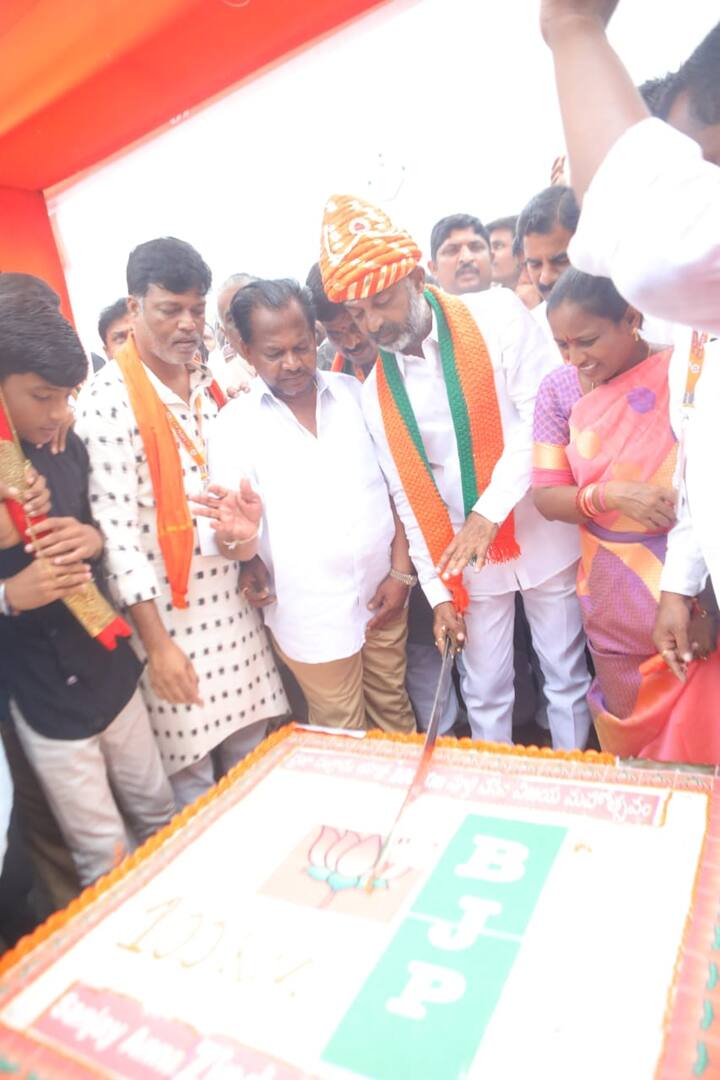 ప్రజా సంగ్రామ యాత్రలో 100 కేజీల కేక్ కట్ చేయించారు బీజేపీ కార్యకర్తలు