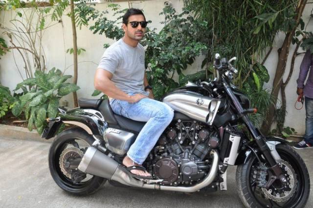 बॉलीवुड अभिनेता जॉन अब्राहम भी इस मामले में किसी से कम नहीं हैं. 'धूम मचाले' फेम एक्टर, रीयल लाइफ में बाइक राइडिंग के बहुत बड़े शौकीन हैं.जॉन के पास Yamaha VMax बाइक हैं. इस बाइक की कीमत 25 लाख रुपए के आसपास हैं.