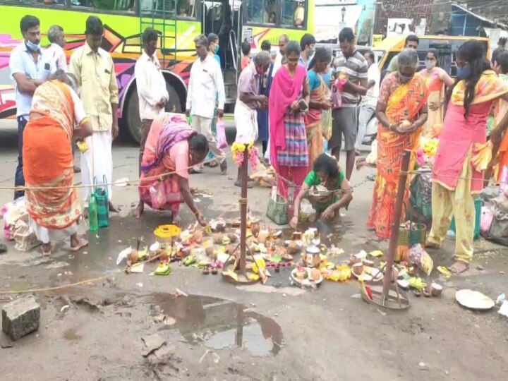 காஞ்சிபுரம் கச்சபேஸ்வரர் அமாவாசை பூஜைக்கு தடை; கோயில்  முன் குவிந்த பெண்கள்!