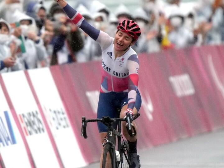 साइकिलिंग लीजेंड 'स्टोरी' ने जीता रिकॉर्ड 17वां गोल्ड मेडल: टीम ग्रेट ब्रिटेन के लिए एक और गौरव का पल साइकिलिंग लीजेंड सारा स्टोरी की ओर से आया. सारा ने टोक्यो में गोल्ड मेडल जीत इतिहास रच दिया. ये उनके पैरालंपिक करियर का 17वां गोल्ड मेडल है. सारा ने पैरालंपिक खेलों में अपना पहला गोल्ड मैडल 29 साल पहले जीत था. 43 साल की सारा का ये पैरालंपिक में लगातार तीसरा गोल्ड मेडल भी है. इसके साथ ही उन्होंने ब्रिटैन के तैराक माइक केनी का रिकॉर्ड भी तोड़ दिया जिन्होनें स्विमिंग में 1976 से 1988 के बीच पैरालंपिक खेलों में 16 गोल्ड मेडल अपने नाम किये थे. सारा ने साइकिलिंग की C4-5 केटेगरी में ये गोल्ड मेडल जीता. अपनी इस जीत के बाद सारा ने कहा,