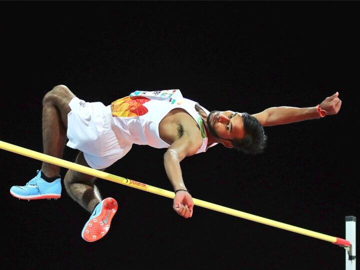 प्रवीण कुमार: एथलेटिक्स में ही एक बार फिर भारत के एक और पैरा एथलीट ने एशियाई रिकॉर्ड के साथ सिल्वर मेडल पर कब्जा जमाया. भारत के प्रवीण कुमार ने पुरुषों की हाई जंप T64 इवेंट में 2.07 मीटर की ऊंची कूद लगाकर ये एशियाई रिकॉर्ड और सिल्वर मेडल अपने नाम किया.