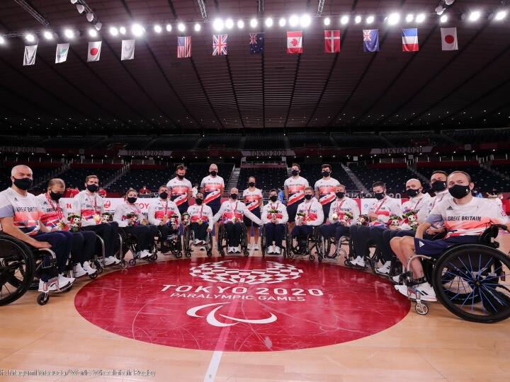 ग्रेट ब्रिटेन ने रग्बी में रचा इतिहास: टीम ग्रेट ब्रिटेन ने भारी उलटफेर करते हुए फेवरेट अमेरिका को हराकर रग्बी का गोल्ड मेडल अपने नाम किया. व्हीलचेयर रग्बी के इस गोल्ड मेडल मैच में ग्रेट ब्रिटेन ने अमेरिका को 54-49 से हराकर इतिहास रच दिया. पैरालंपिक के इतिहास में ये पहला मौका है जब किसी यूरोपियन टीम ने रग्बी का गोल्ड मेडल जीता है. इस मुकाबले में जीत के बाद ब्रिटैन के स्टुअर्ट रॉबिन्सन ने कहा, मैने अपने ख्वाब में भी नहीं सोचा था कि हम पैरालंपिक में गोल्ड मेडल जीतेंगे. पिछले चार - पांच सालों से हम कुछ खास कर गुजरने के लिए अपनी तैयारियों को अंजाम दे रहे थे. वही फाइनल में 24 ट्राय के साथ अपनी टीम की जीत में अहम भूमिका निभाने वाले जिम रॉबर्ट्स ने कहा, हम इस जीत का जोरदार तरीके से जश्न मनाएंगे. इस वक़्त हम बस खो जाना चाहते हैं.